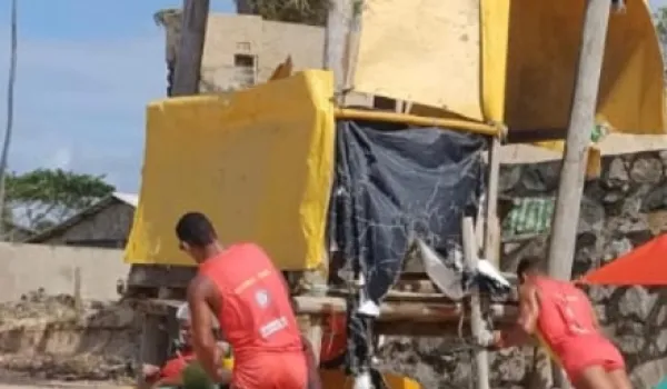 Estrutura precária de posto de guarda-vidas em Jauá preocupa moradores e gera cobrança por melhorias