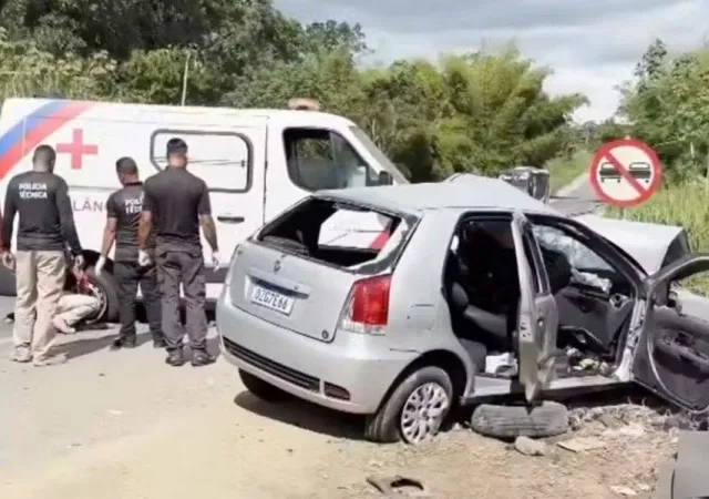 Acidente entre ambulância e carro deixa dois mortos no interior da Bahia 