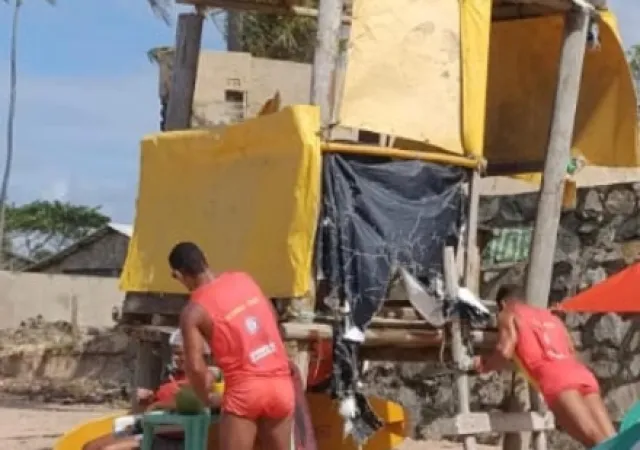 Estrutura precária de posto de guarda-vidas em Jauá preocupa moradores e gera cobrança por melhorias