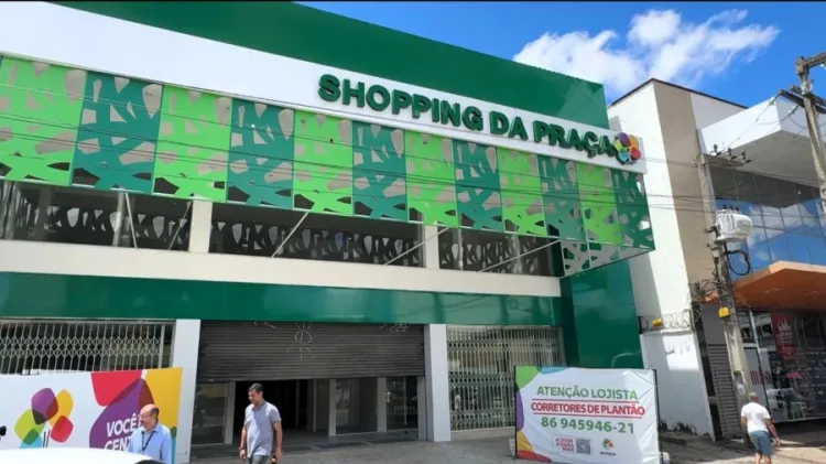Uma das três entradas do Shopping da Praça