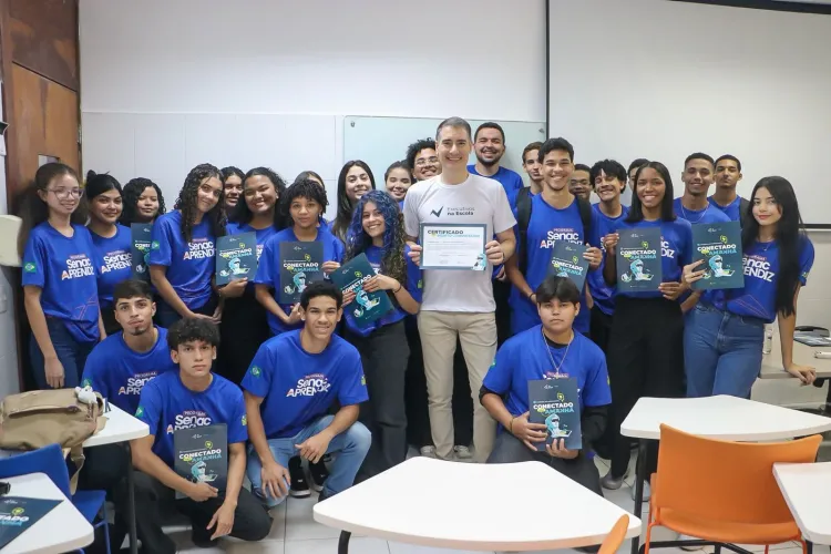 O empresário Sylvio Romano com estudantes