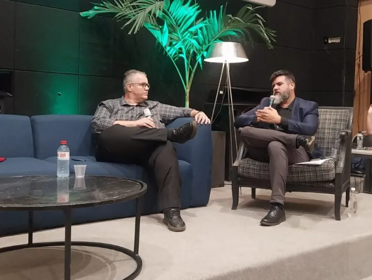 Os corretores Delano Martins e Danilo Fiúza