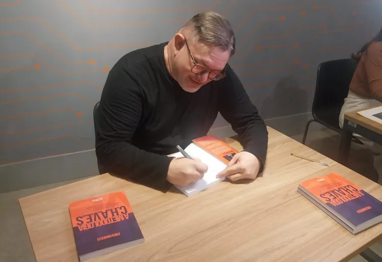 Erick Marcelo durante o lançamento de seu livro